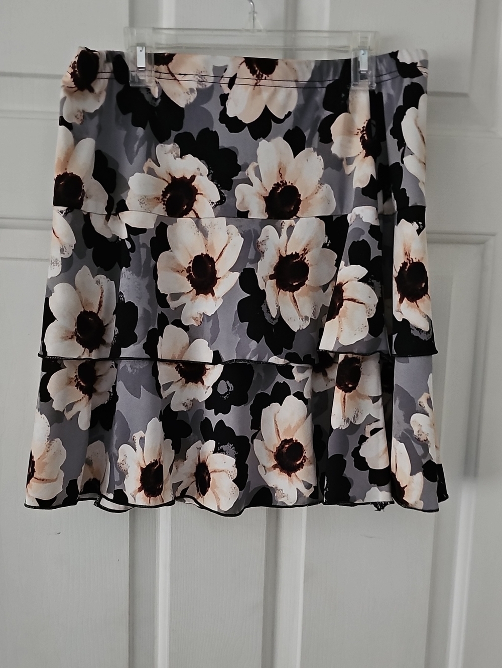 Tiered Floral Print Skirt/Skort Gray & Cream & Black